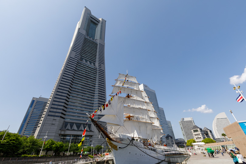 満船飾の日本丸とランドマークタワー