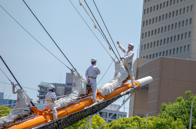 日本丸の登檣礼で、開港祭を祝う掛け声を挙げてる様子
