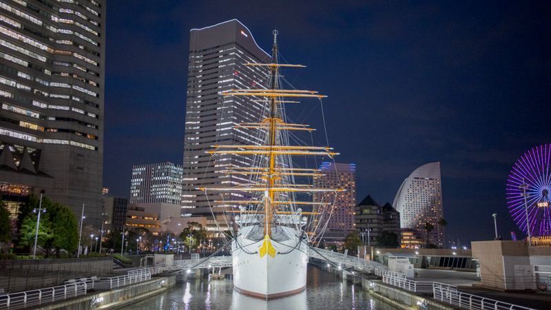 夜のライトアップされた日本丸の写真