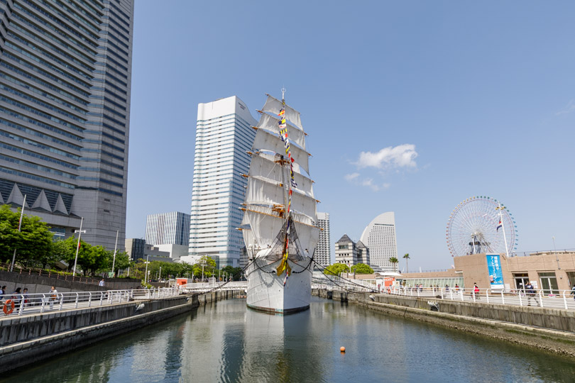 正面からの凛々しい帆船日本丸。背景にコスモクロックの観覧車。