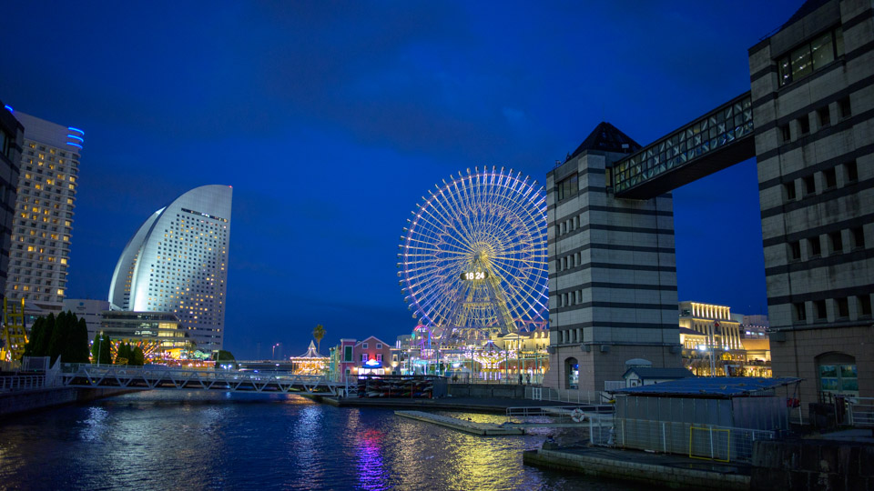 コンチネンタルホテルとコスモクロックが見えるみなとみらいの夜景