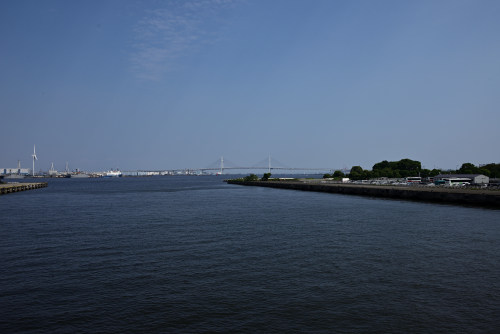 みなとみらい大橋から見た横浜港の海とベイブリッジ