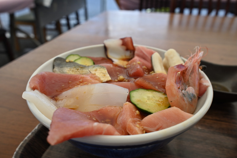 具沢山で美味しそうな海鮮丼