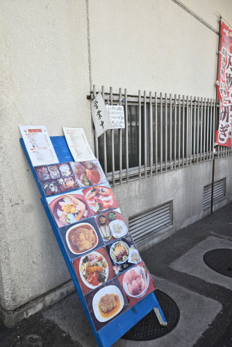 市場入口にある写真付きメニュー立看板