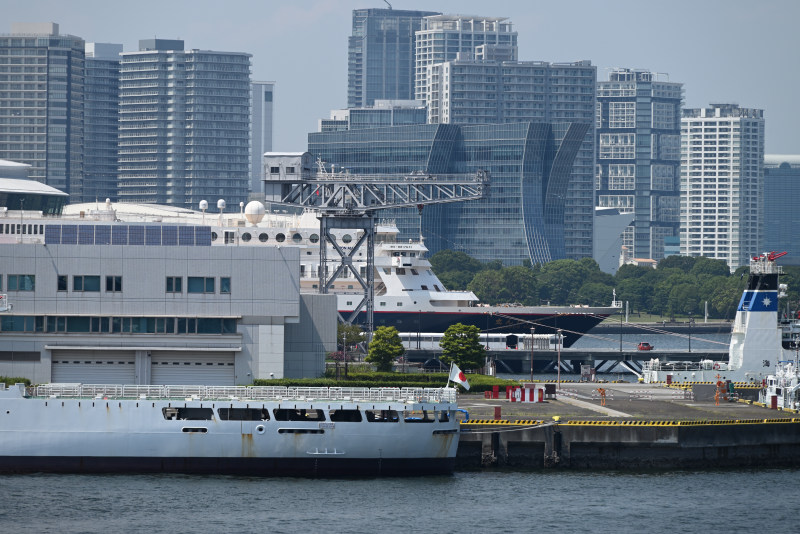 大さん橋から新港ふ頭に停泊中のにっぽん丸