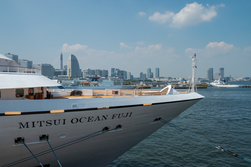 大さん橋に停泊している2024年就航開始した「MITSI OCEAN FUJI」船首とロゴ