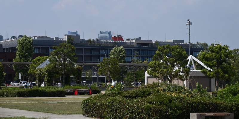 垢連語倉庫側から見た、ハンマーヘッド商業施設の上に見える「にっぽん丸」の赤いファンネル