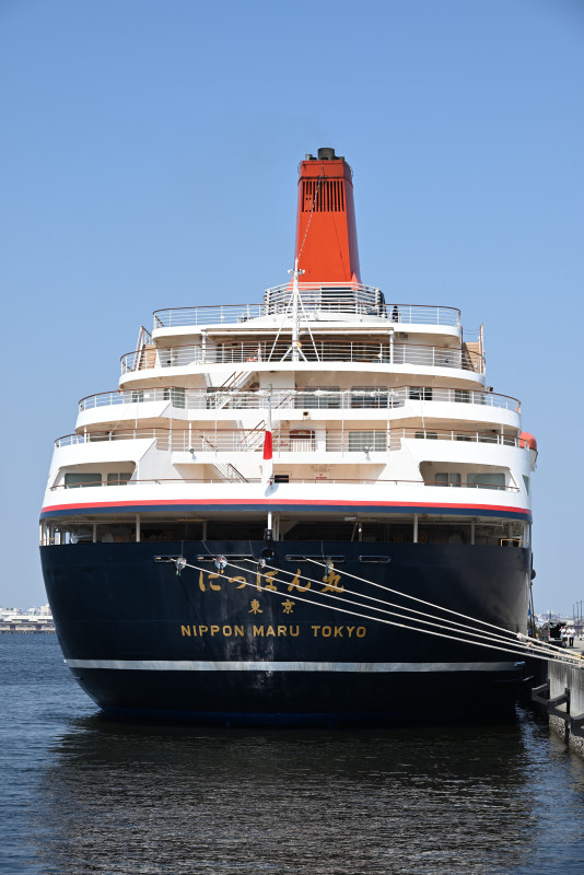 大さん橋停泊中の船尾からの「にっぽん丸」のロゴ