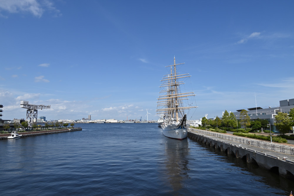 左にハンマーヘッドクレーンと右に海王丸、真ん中に横浜港。