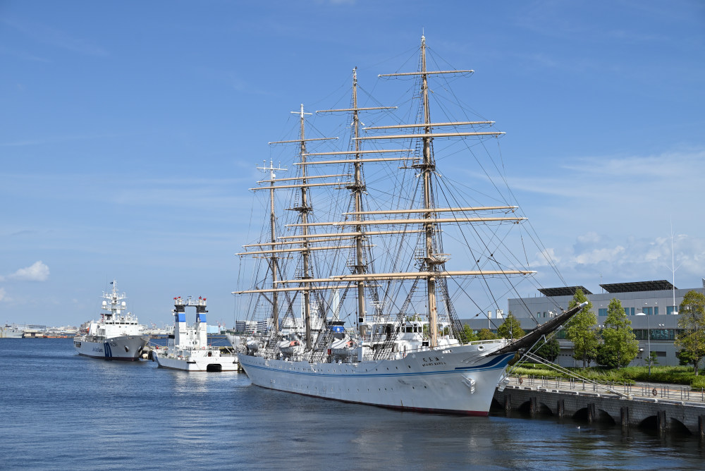 青空の下、新港ふ頭停泊中の海王丸