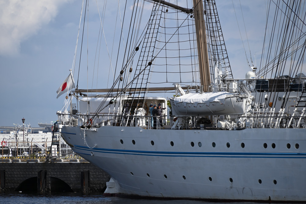 白色の救命艇と海王丸