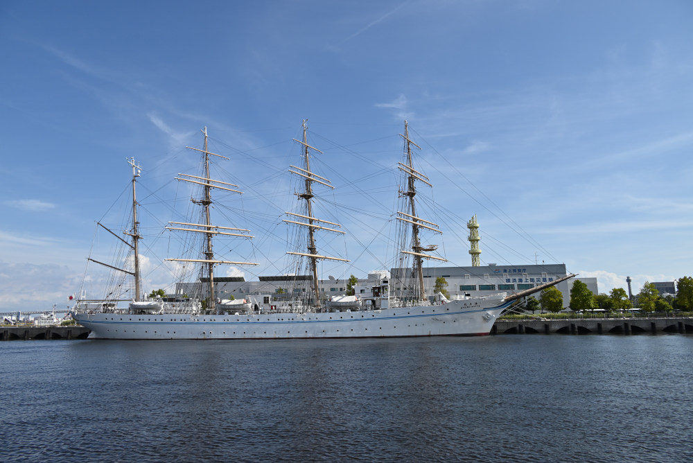 青空の下、横からの新港ふ頭停泊中の海王丸