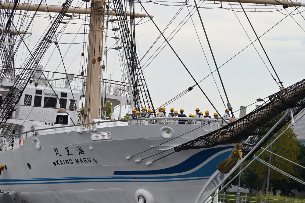 船首側にいた出港前の訓練生たち
