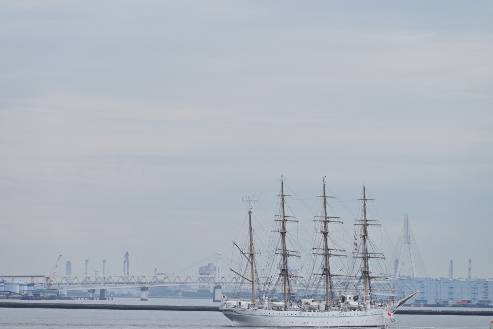 航海に出た海王丸と横浜港付近の風景