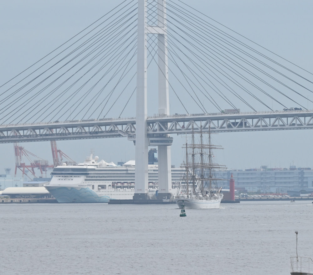 ベイブリッジの下を通過する海王丸と、大黒ふ頭に停泊中のノルウェージャン・スピリット