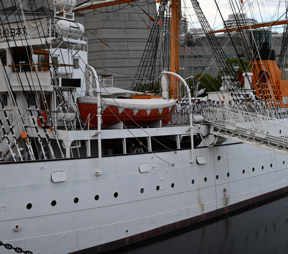 みなとみらいの日本丸とオレンジの救命艇