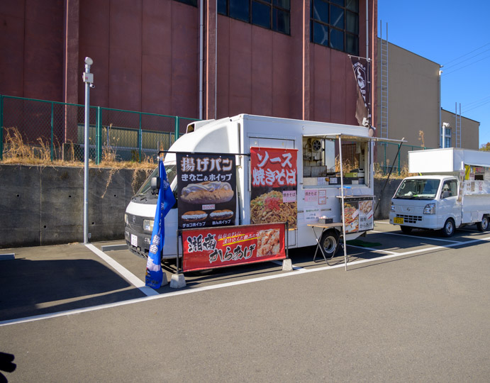 二宮駅前イベントチッキンカー写真