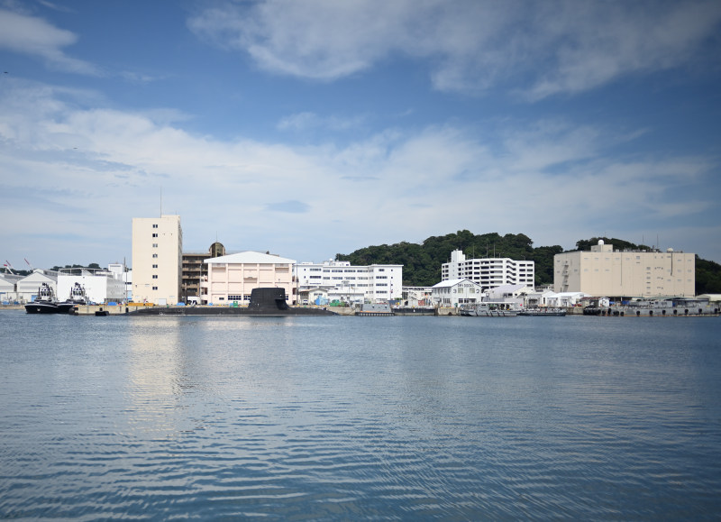 日中の潜水艦と背景に建物