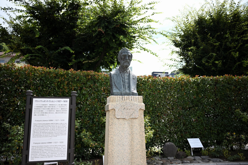 横須賀造船所の基礎を築いたフランス人技師、レオンス・ヴェルニーの銅像と説明版。