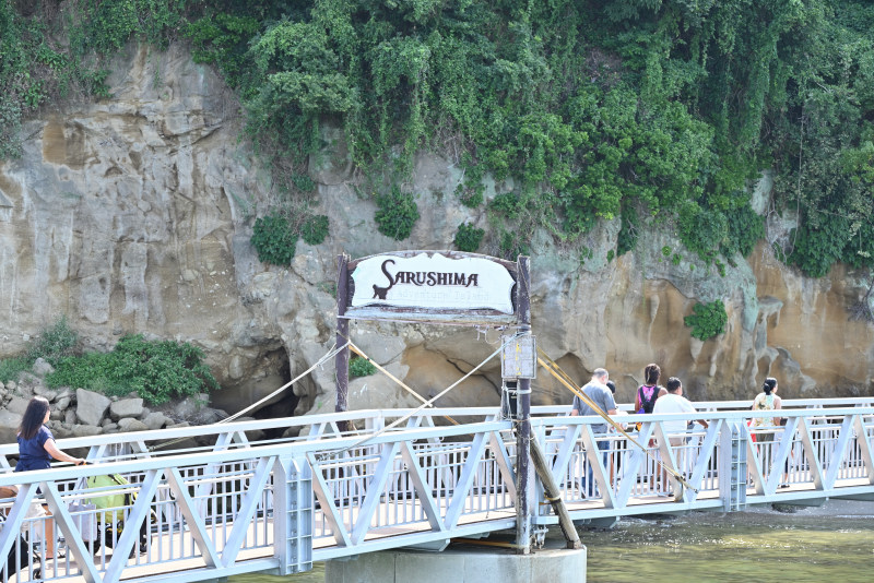 猿島フェリー乗り場降りた場所の入口の看板と島に入る観光客