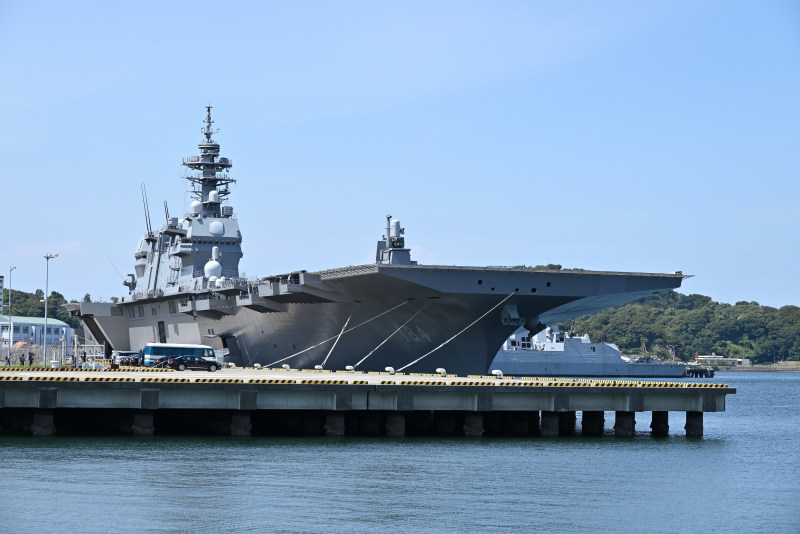 日中の護衛艦かが