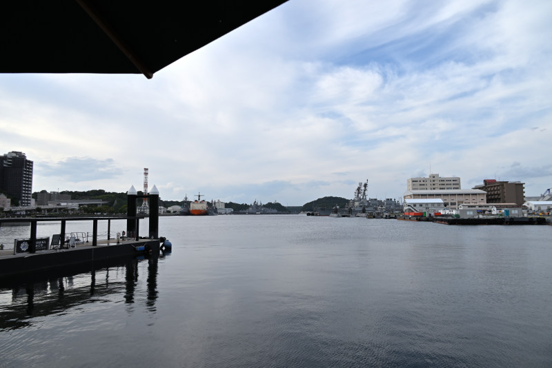 軍港めぐり桟橋からみえる横須賀港の景色と潜水艦、艦船。
