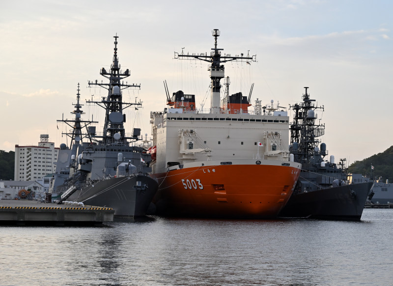 母港横須賀港に帰港したしらせ。両サイドを艦船がいるめったにない光景。