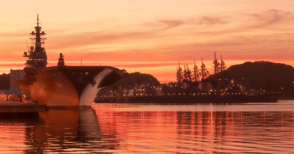 横須賀ヴェルニー公園、夕陽に染まる艦船