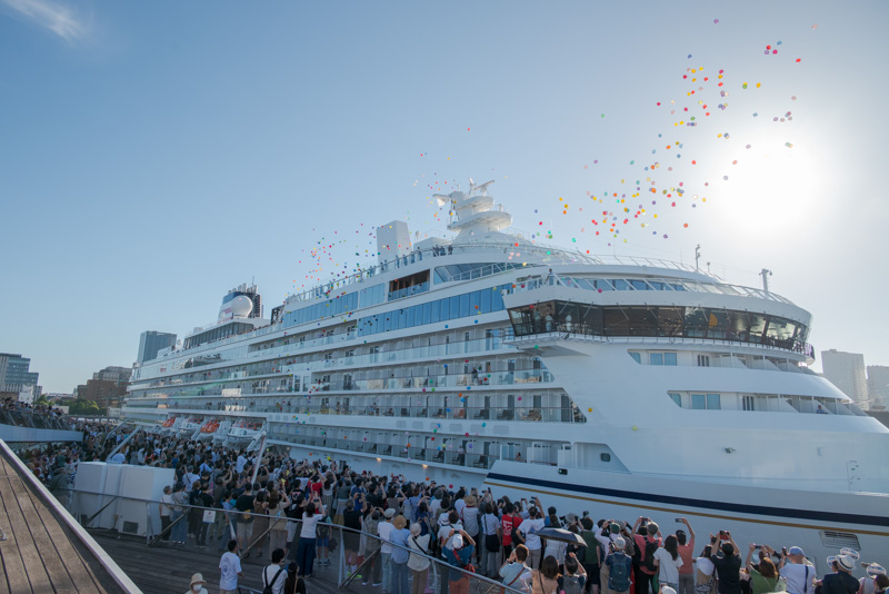 飛鳥III初出航セレモニー中に風船が飛び、周りにギャラリーたち