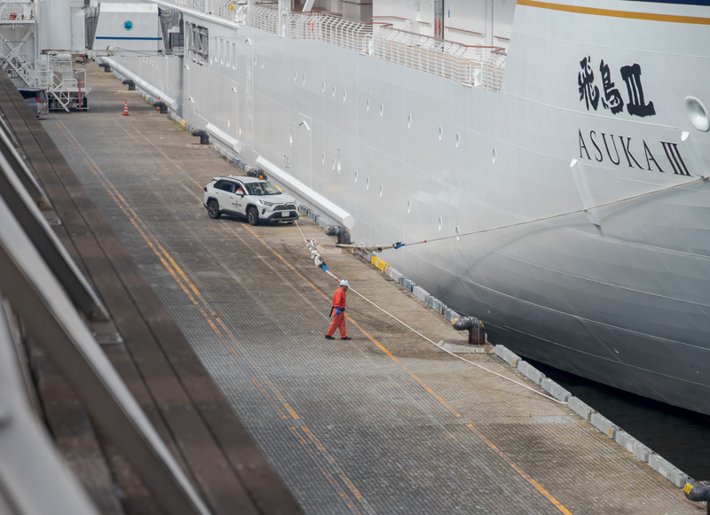 ロープで係留してる作業員と飛鳥III