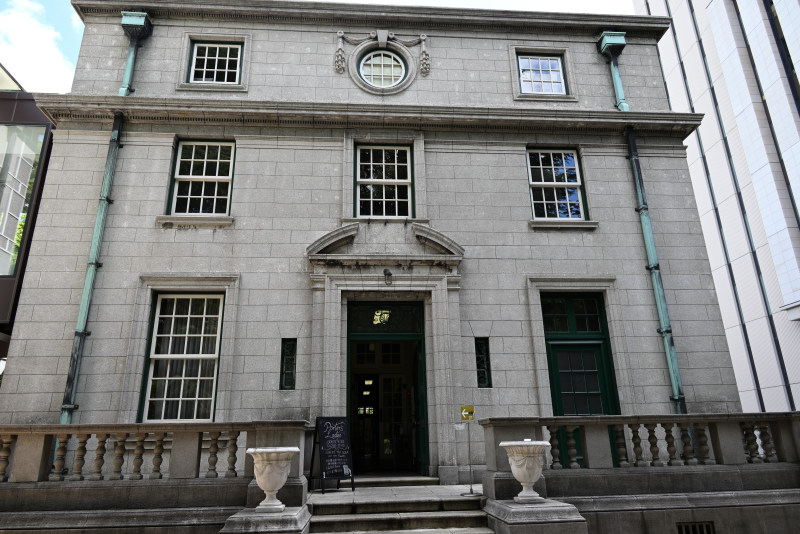 横浜開港資料館の入り口と建物外観