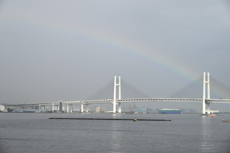 ベイブリッジとその上にかかる虹