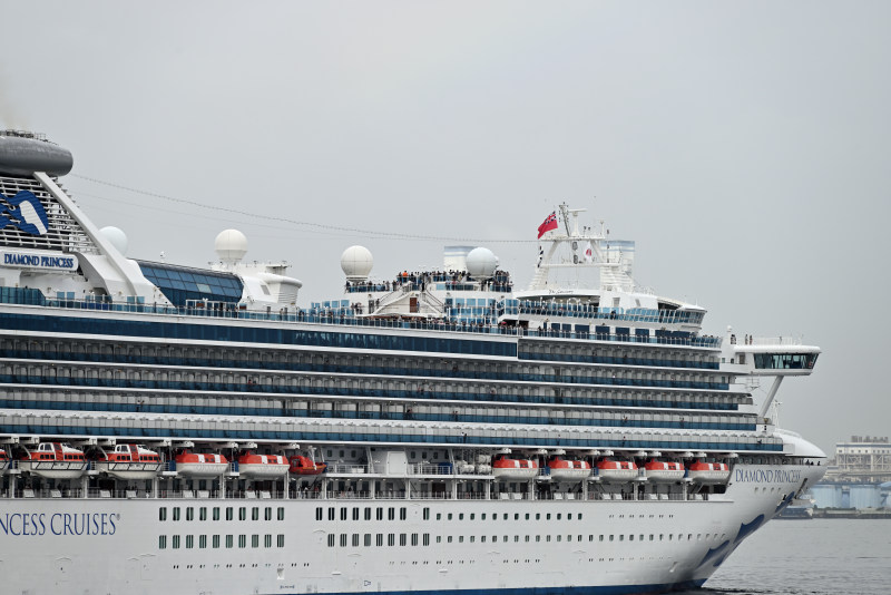 2025年たくさんに乗客を乗せ、大さん橋からの出港の様子！