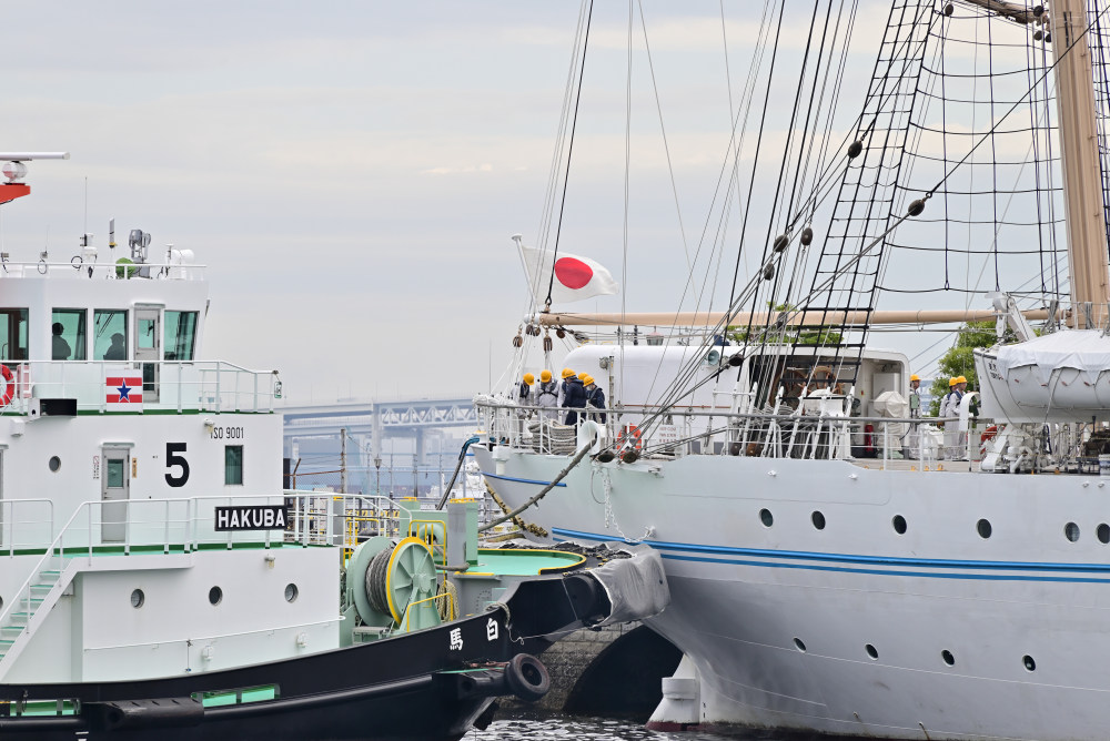 港に停泊前の牽引してる船