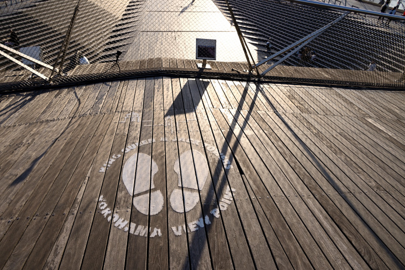 横浜三塔が見える足の置き場所ペイントマーク