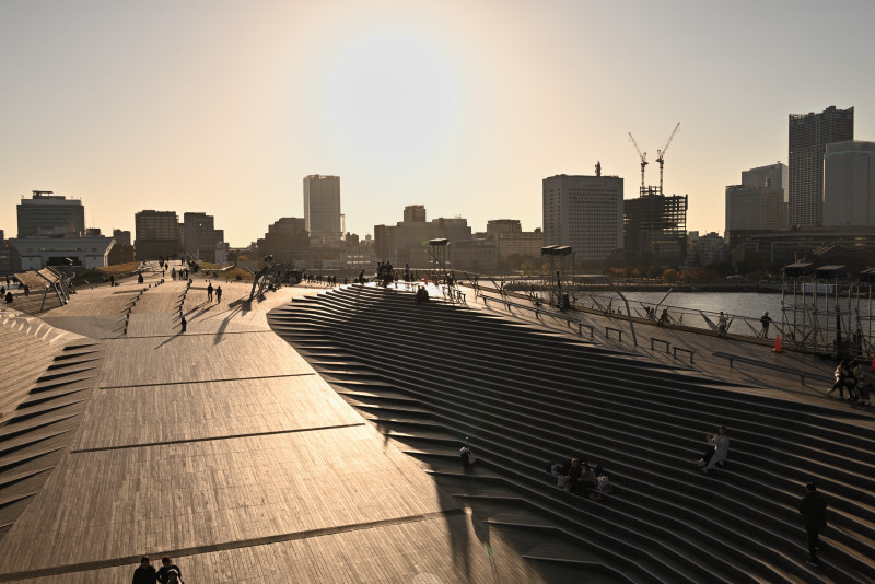 くじらのせなか夕焼け空の向こうに横浜三塔