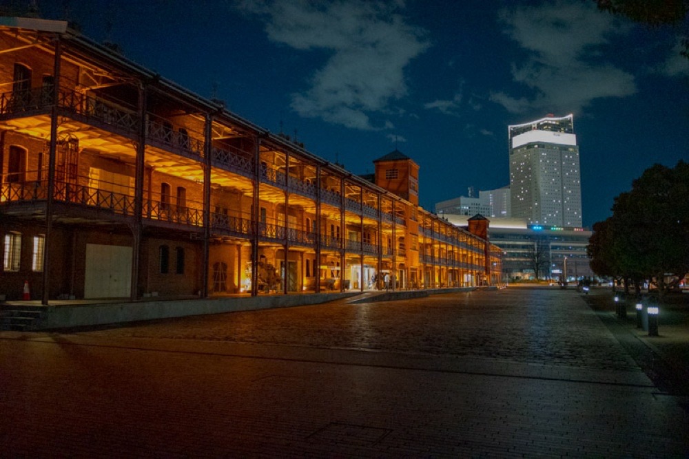 ライトアップされた夜の赤レンガ倉庫