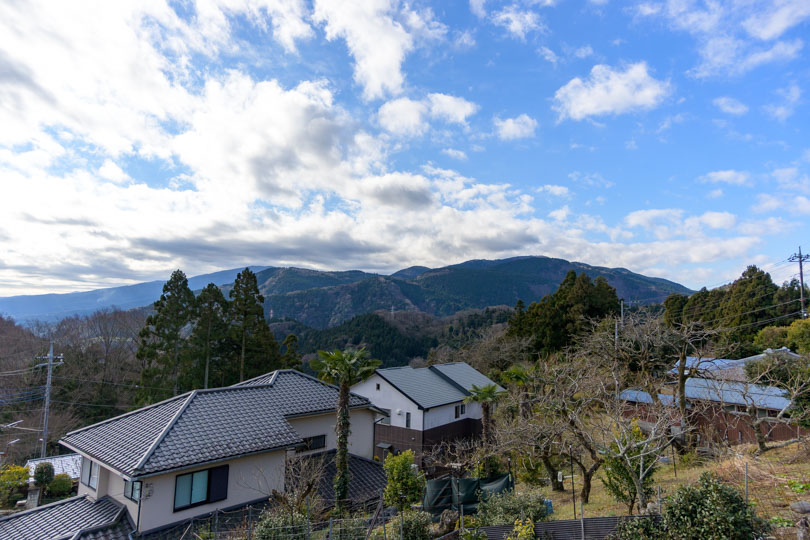 集落と背景に山