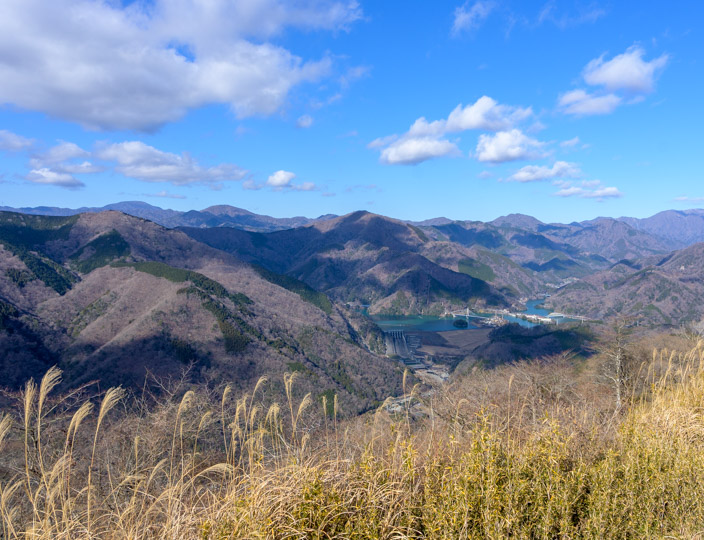 山頂から丹沢の山々と丹沢湖